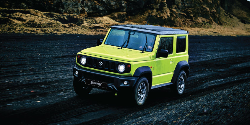 Auto todoterreno Suzuki Jimny,, en un entorno montañoso, mostrando su capacidad off-road.